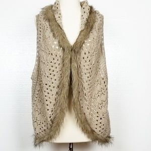APT1 Crochet vest with fur trim